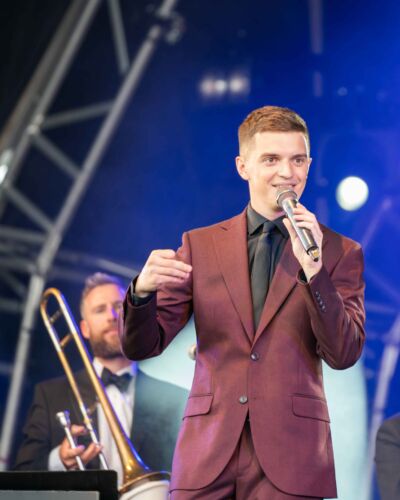 Man zingt op een podium tijdens Sinatra in Symphony.