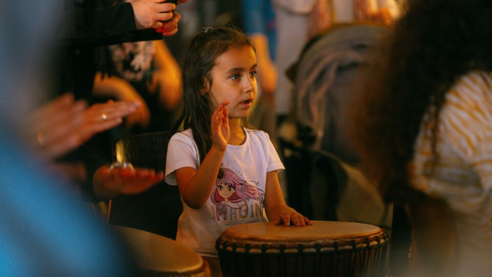 Kind trommelt tijdens Muziek de Wereld Rond