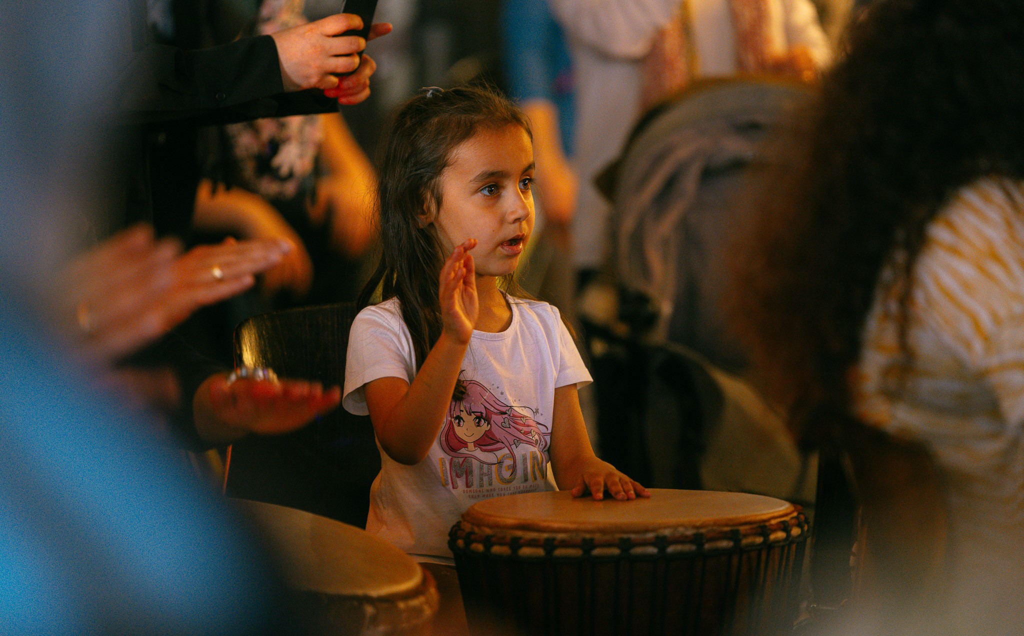 Kind trommelt tijdens Muziek de Wereld Rond