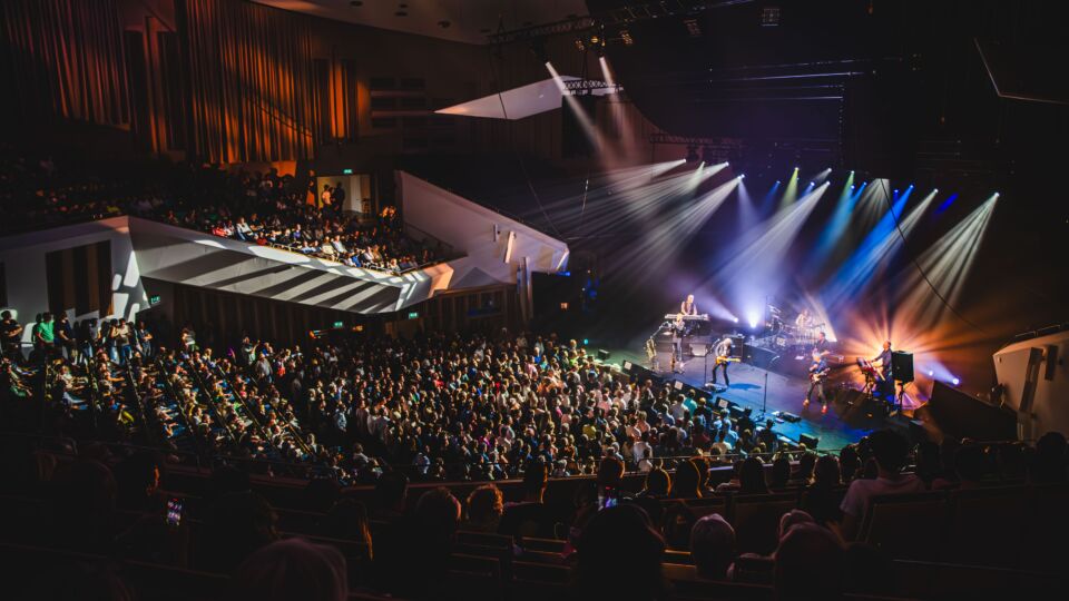 Foto grote zaal tijdens Dire Straits Experience Muziekgebouw Eindhoven