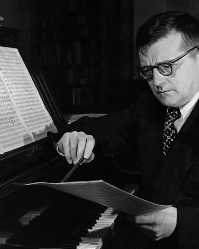 Sjostakovitsj achter zijn piano